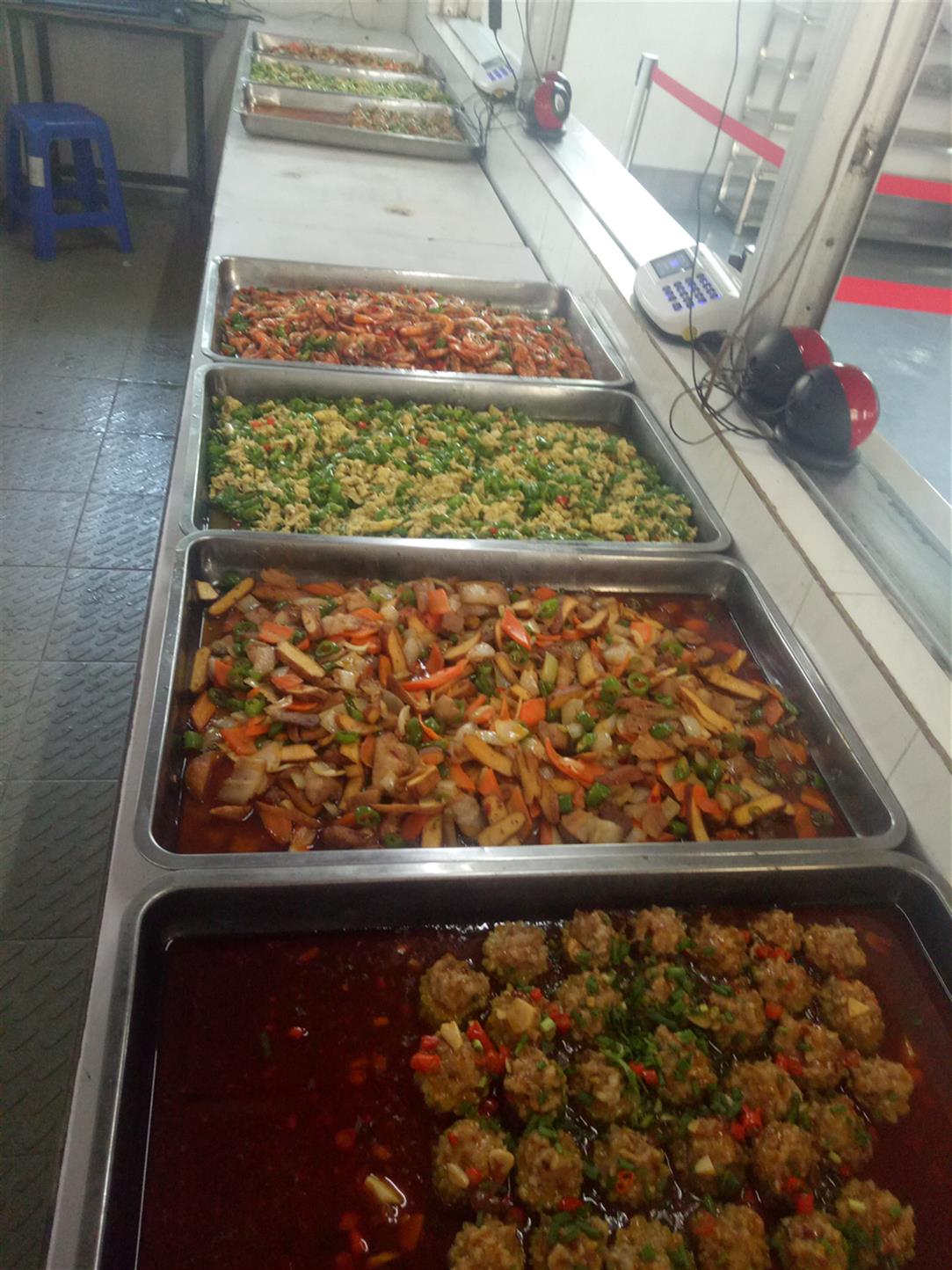 深圳工廠食堂承包服務(wù) 2公里內(nèi)高效外包與一菜一價模式